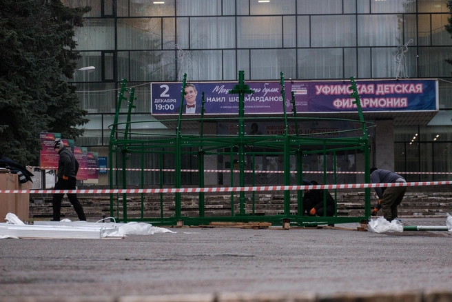 Возле детской филармонии тоже «растет» елка | Источник: Булат Салихов / UFA1.RU