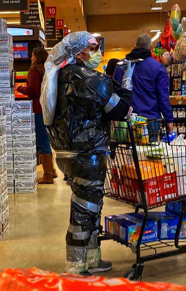 Год пандемии: как ходили в магазины, варианты костюмов, защитных масок, что было в пандемию, как защищались, фото
