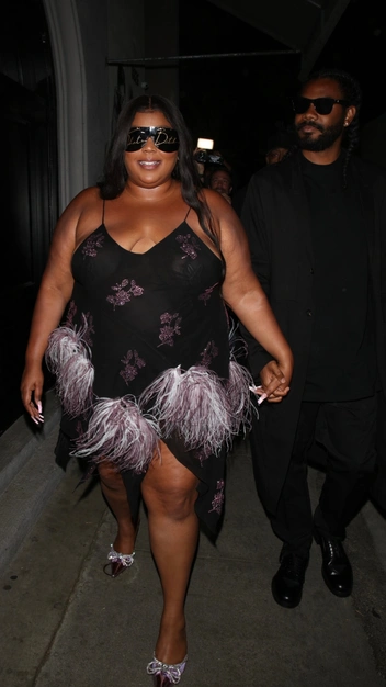 Очень смело: Лиззо чувствует себя уверенно в полупрозрачной комбинации с цветными перьями | marieclaire.ru