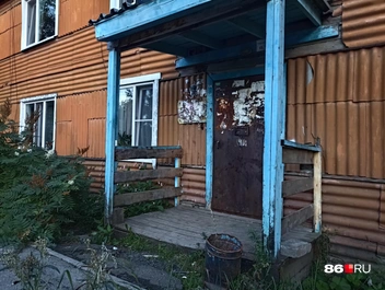 Попасть внутрь не получится. На входе в подъезд&nbsp;— домофон | Источник: Мария Гришкина / 86.RU