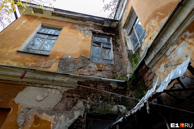 В остальной части дома фасад выглядит куда лучше | Источник: Владислав Лоншаков / E1.RU