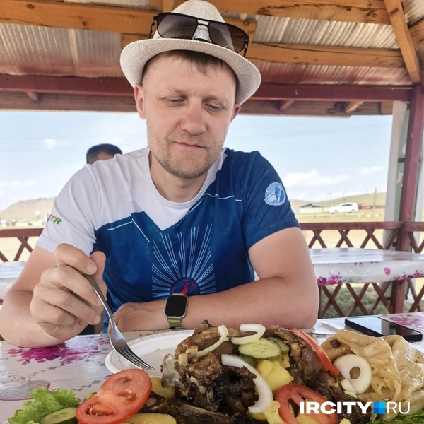 Одно из основных блюд Монголии: хорхог&nbsp;— тушёная баранина, её готовят в металлических котлах на раскалённых камнях. Такой порции нам было много даже на двоих. Очень вкусно, но очень жирно | Источник: Алёна Кашпарова / IRCITY.RU