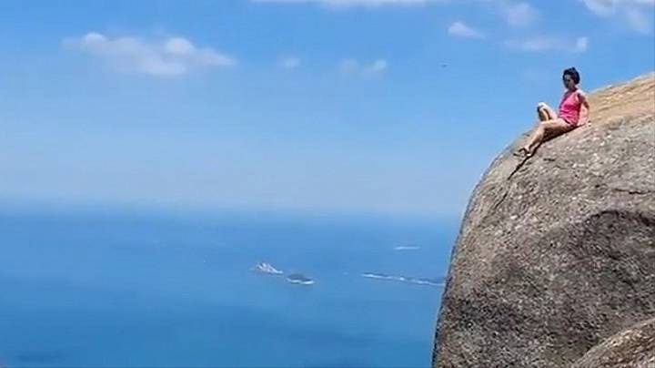 Фото №1 - Туристка, рискуя жизнью, забралась на 840-метровую скалу ради удачного снимка в «Инстаграме»