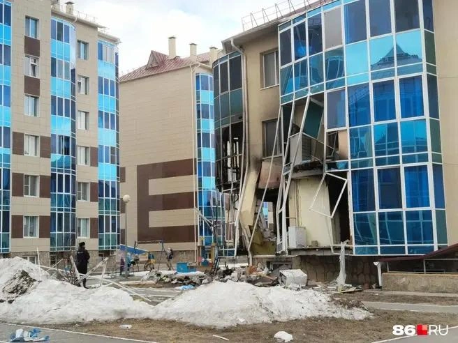Изначально люди предполагали, что в доме взорвался газовый баллон | Источник: Сабина Сафронова / 86.RU