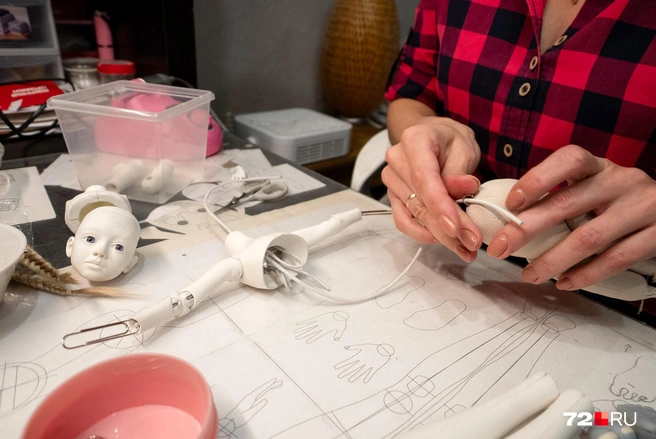 Сейчас в работе — новая кукла Танечка. Наряд для нее уже готов и ждет своего часа | Источник: Илья Чикотин / 72.RU