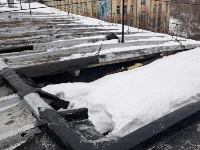 На место обрушения крыши прибыли участковый, администрация района и сотрудники МЧС. | Источник: «Спасатели МАСС» / Telegram