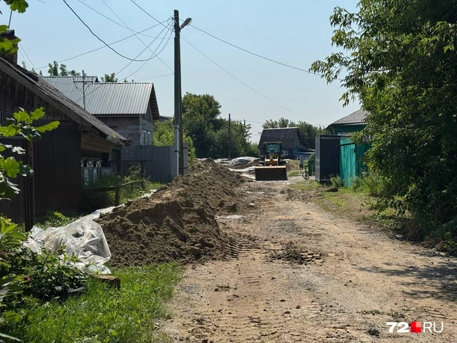 Рабочие делают новую насыпь  | Источник: Илья Чикотин / 72.RU 