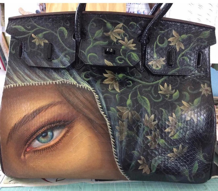Отец Беллы Хадид показал сумку Hermès с изображением дочери