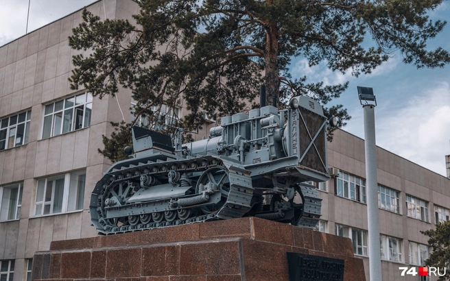 Памятник первому серийному трактору «Сталинец» стоит у проходной завода. Похожий монумент, но уже с танком ИС-60, посвященный героям ВОВ, установлен на Комсомольской площади | Источник: Наталья Лапцевич