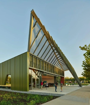 Школьная асимметрия от Marlon Blackwell Architects