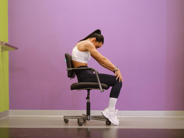 Разминка в офисе: 3 упражнения, которые помогут при сидячей работе