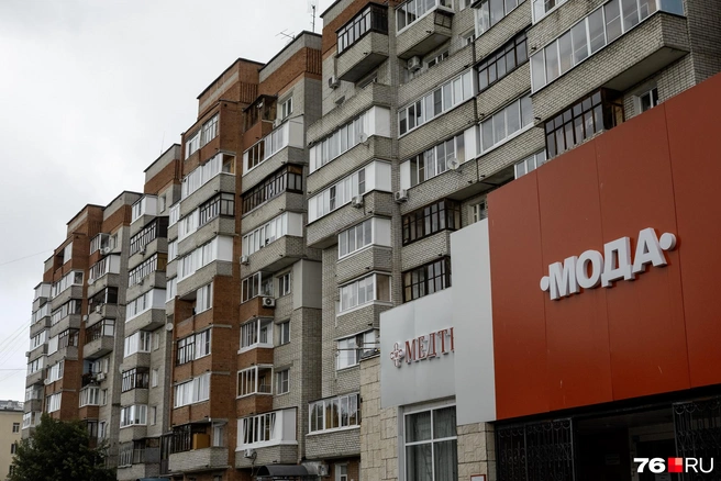 Напротив завода жилой дом № 64 | Источник: Александр Куренной / 76.RU