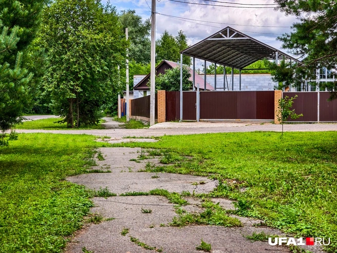 Тротуар, конечно, не очень ухоженный | Источник: Булат Салихов / UFA1.RU