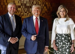 Королева Нидерландов Максима передразнила Трампа после совместной фотосессии во дворце