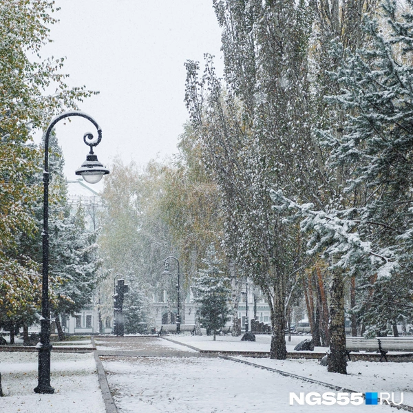 Снег накрыл Омск с раннего утра. Жителям города пришлось доставать теплые куртки и надевать шапки | Источник: Кирилл Башинский / NGS55.RU