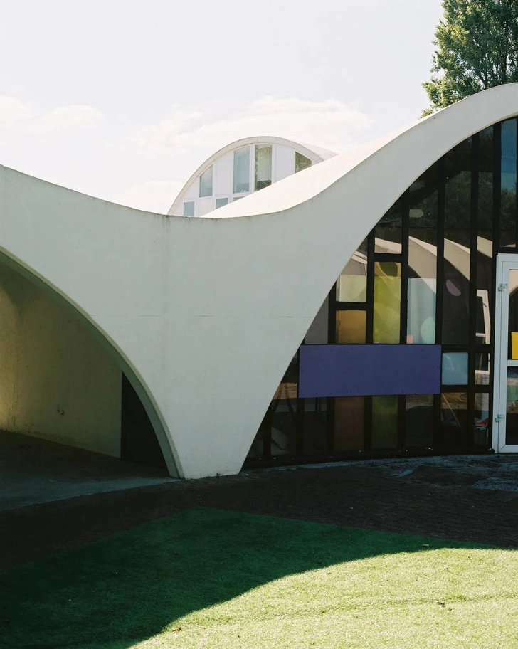 Детский сад образует закрытую арену с открытым пространством в центре. Цвета для проемов были придуманы художницей Верой Секели, женой скульптора. | Источник: Марион Беррин