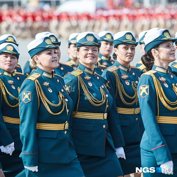 По площади прошел и сводный парадный расчет девушек, в строю внучки и правнучки тех, кто ковал победу | Источник: Александр Ощепков / NGS.RU