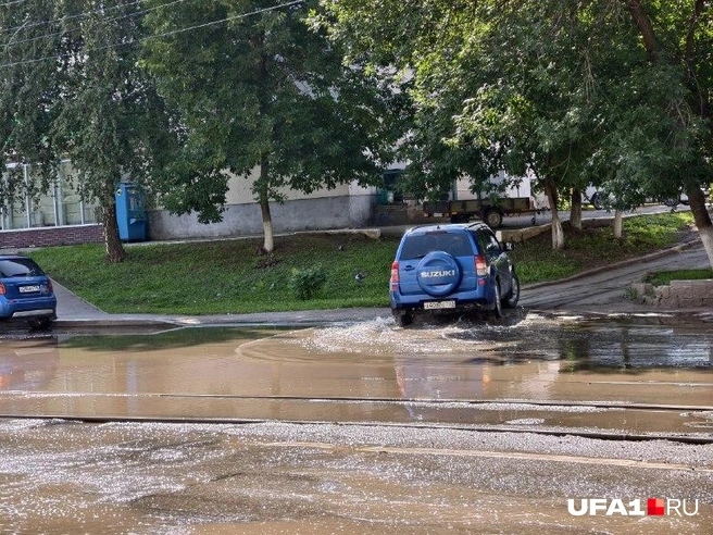 А вот тут уже прилично — затоплены рельсы | Источник: Булат Салихов / UFA1.RU