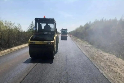 В Ногликском районе асфальтируют федеральную трассу