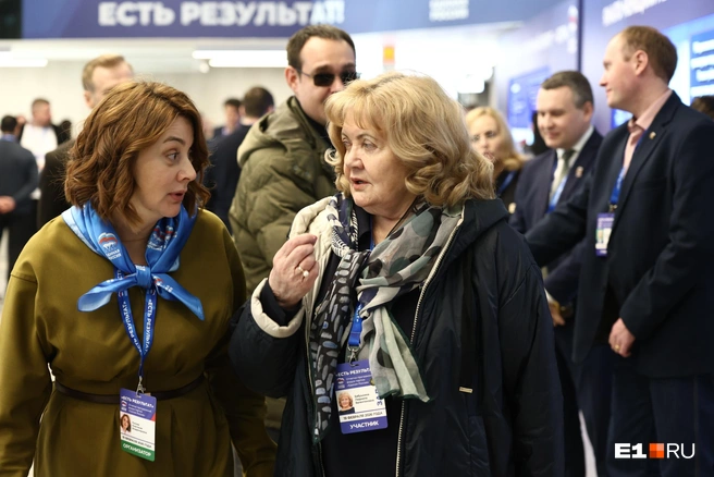 Справа — председатель Законодательного собрания Свердловской области Людмила Бабушкина | Источник: Владислав Лоншаков / E1.RU