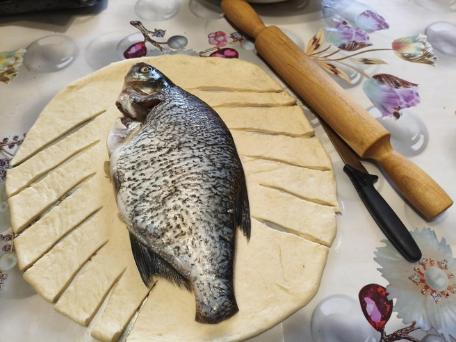 Можно нарезать тесто таким способом и красиво закрыть рыбу | Источник: Асима Старицына