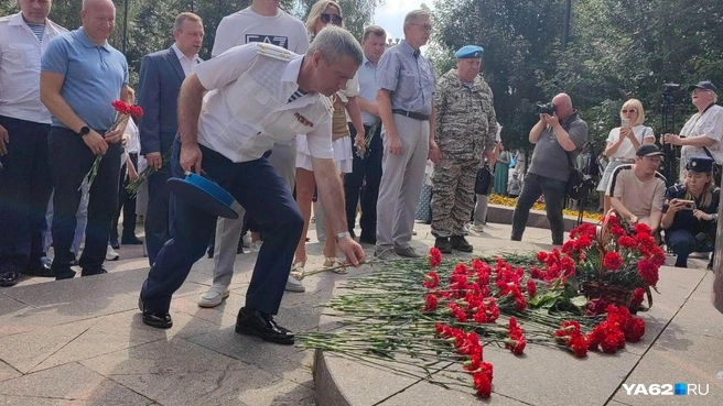 К памятнику основателю ВДВ Василию Маргелову с самого утра несли цветы | Источник: Кристина Мельникова