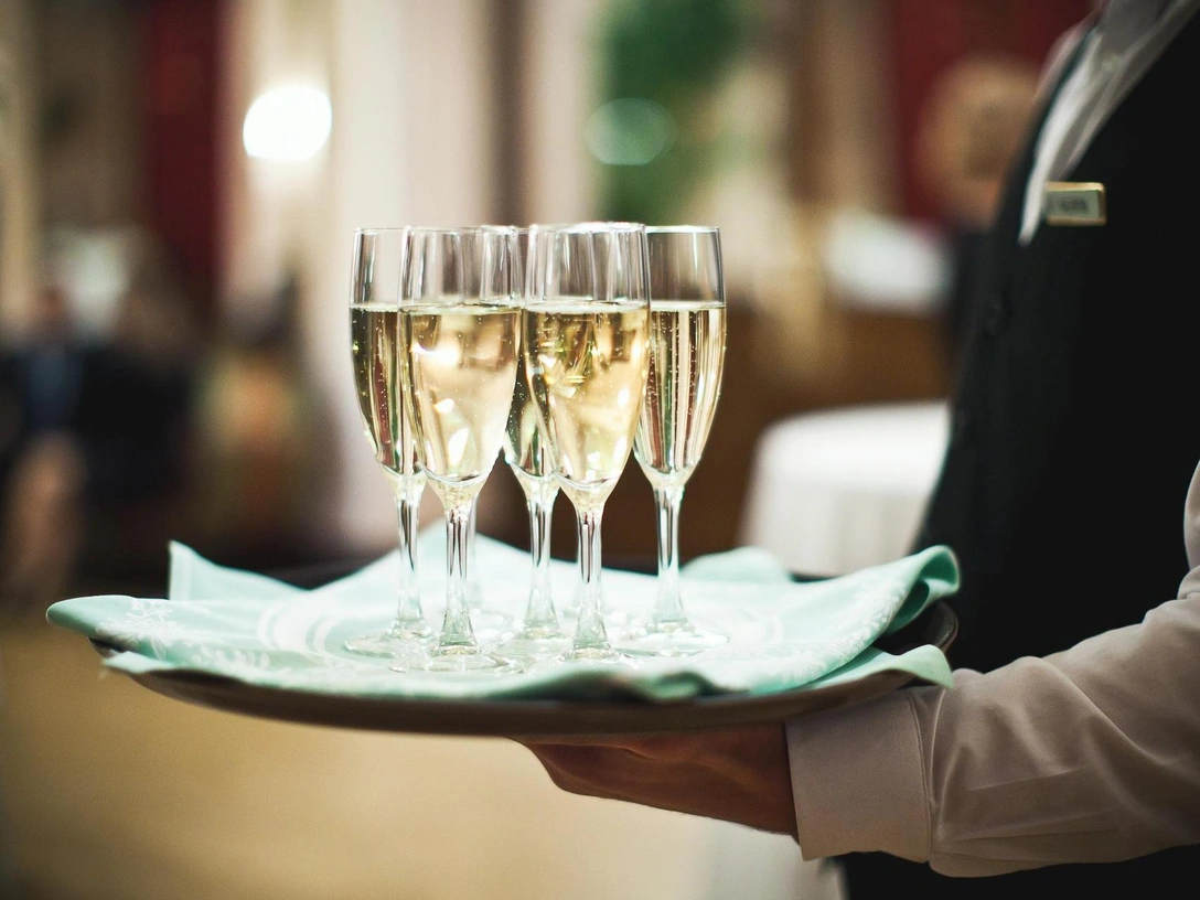 Шампанское, игристое вино и просекко: в чем разница между этими напитками (и какой лучше подавать к столу) | marieclaire.ru