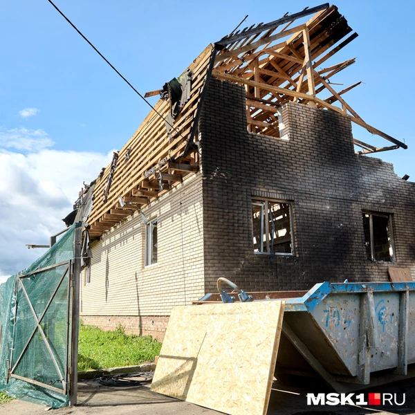На фасаде дома осталась копоть от пожара | Источник: Дмитрий Толстошеев / MSK1.RU
