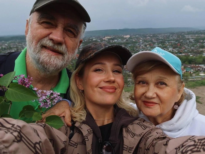 Певица регулярно навещает бабушку и дедушку в Пятигорске | Источник: klavacoca / Instagram* 
