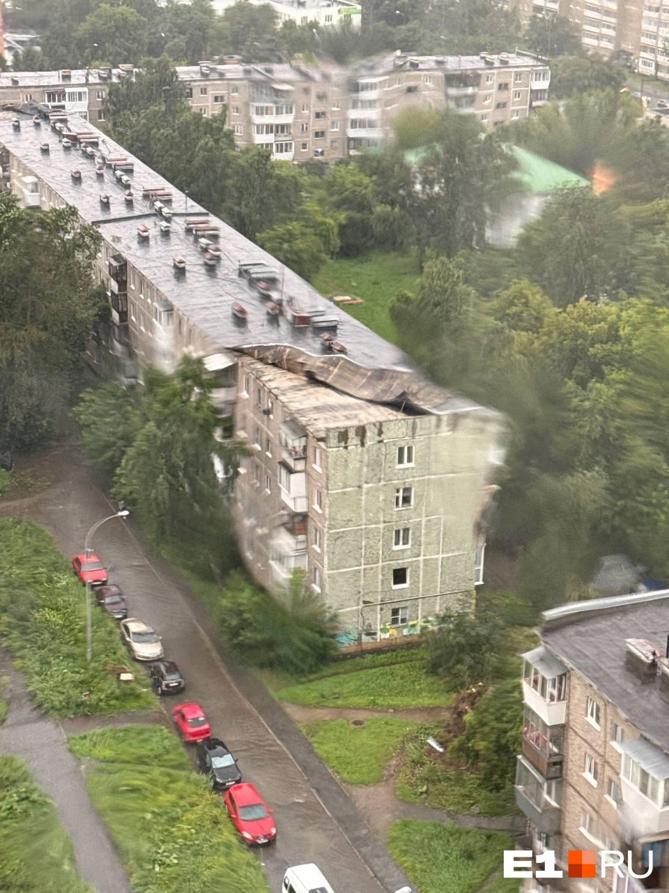 Кровлю дома на Красноуральской, 27к2 просто снесло! | Источник: читатель E1.RU