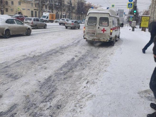 По словам пешеходов, тротуары остаются скользкими из-за снега | Источник: читатель 74.RU