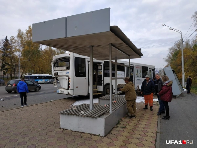 В стоящий на остановке НЕФАЗ на полном ходу въехал ПАЗ  | Источник: Тимур Шарипкулов
