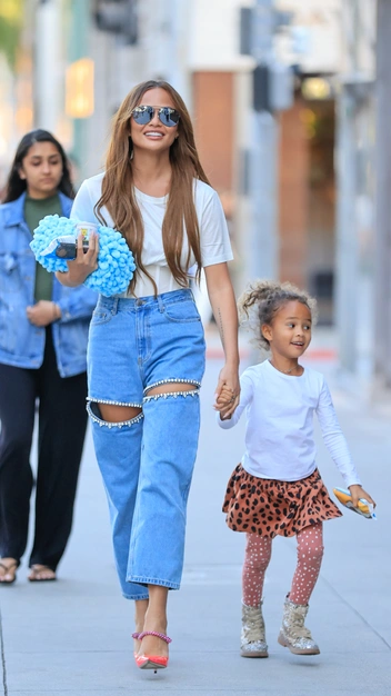 Всего несколько деталей, которые превратили простой образ Крисси Тейген — в стильный и современный | marieclaire.ru