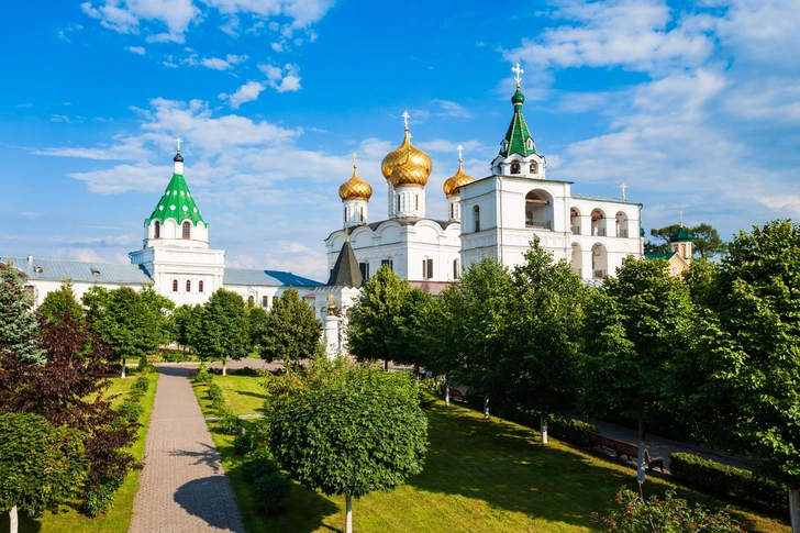 27 марта 1330 г. в Костроме, у впадения реки Костромы в Волгу, по преданию основан Свято-Троицкий Ипатьевский монастырь. | Источник: saiko3p/Shutterstock/Fotodom.ru