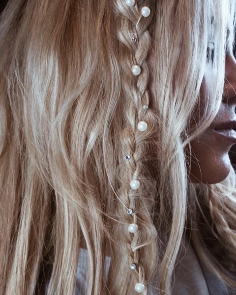 Жемчуг в волосах: 7 самых красивых причесок с трендовыми аксессуарами