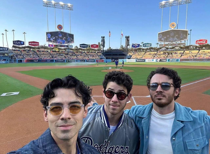 Три богатыря Disney: история успеха Jonas Brothers и их сказочной личной жизни