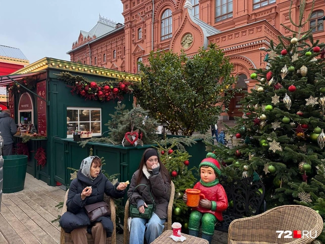 Кругом магазинчики, где можно купить выпечку, сладости, глинтвейн | Источник: 72.RU