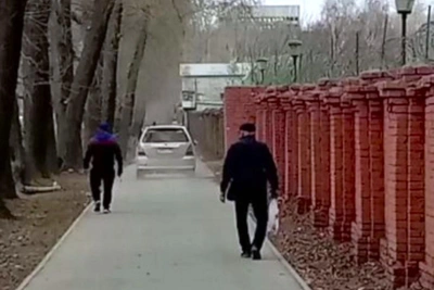 Лихач объехал пробку по тротуару на Петухова