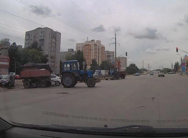 На Высоковольтной иномарка врезалась в трактор с прицепом (видео) | ya62.ru