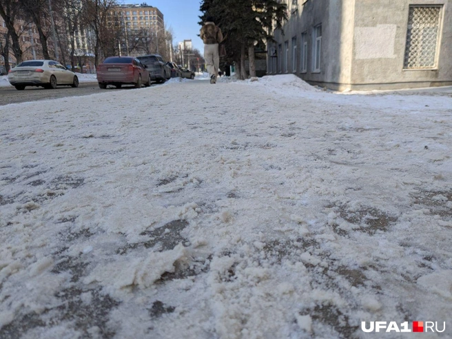 А вот и нюанс — лед просто припорошило снегом | Источник: Булат Салихов / UFA1.RU