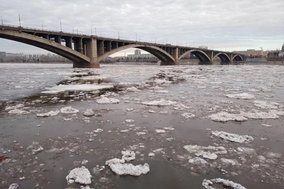 Реки края вскрываются: на Мане ледоход прошел по набережной за 58 миллионов