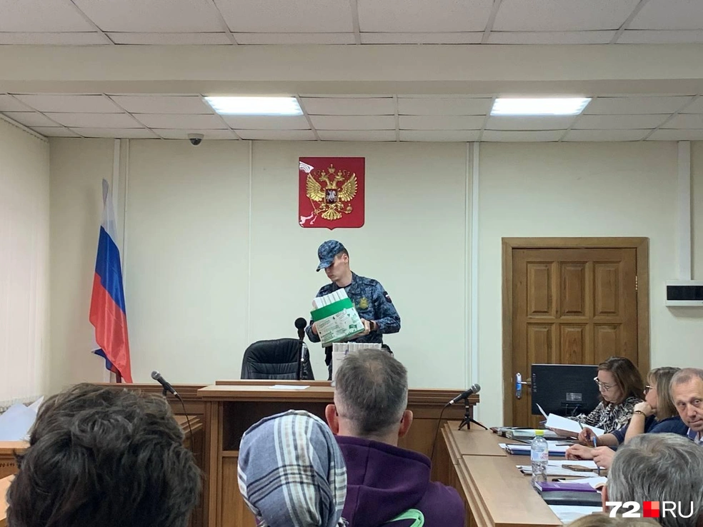 Перед началом процесса пристав принес судье две коробки с материалами дела | Источник: Никита Кифорук / 72.RU