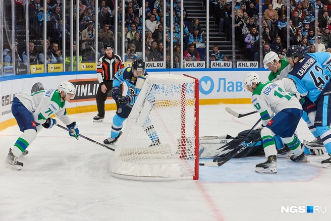 За время второго периода соперники забили еще две — 1:4 | Источник: Александр Ощепков / NGS.RU