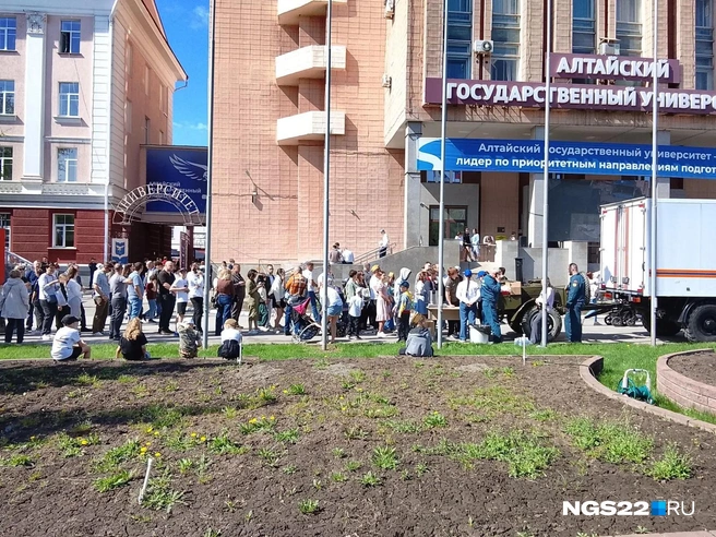 В Барнауле выстроилась огромная очередь за бесплатной кашей | Источник: Ирина Господаренко/ NGS22.RU