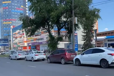 На заправке в Новосибирске второй день очередь
