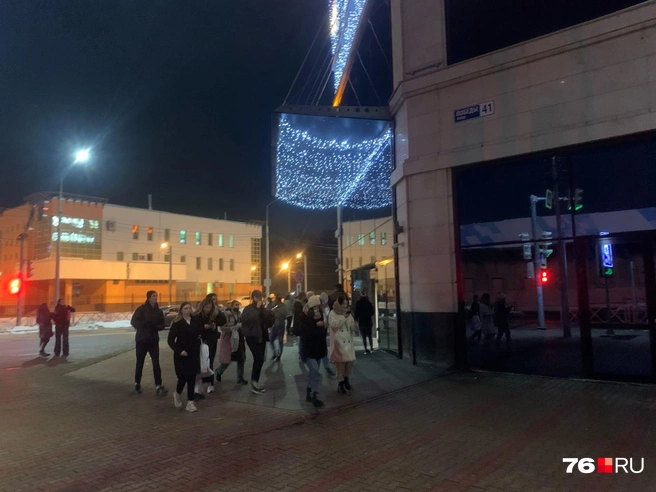 Из торгового центра всех посетителей вывели на улицу | Источник: Полина Зацева
