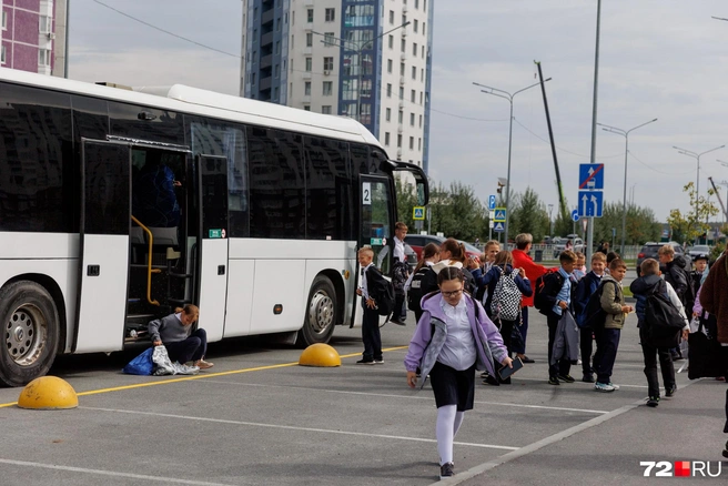 Чиновники считают, что поездка на автобусе&nbsp;— это увлекательное приключение для школьников, а родители не без оснований переживают за безопасность. Одна из четвероклассниц упала на спину прямо на наших глазах. Девочка не торопилась, но подскользнулась или потеряла равновесие | Источник: Ирина Шарова / 72.RU