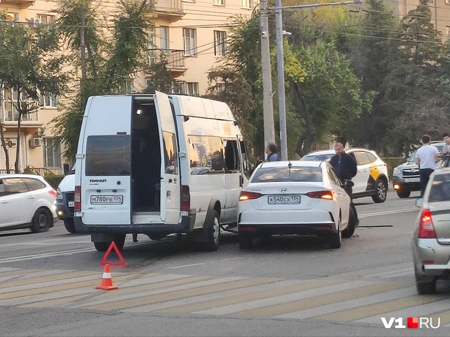 Движение на перекрестке затруднено | Источник: Денис Гусаков / V1.RU