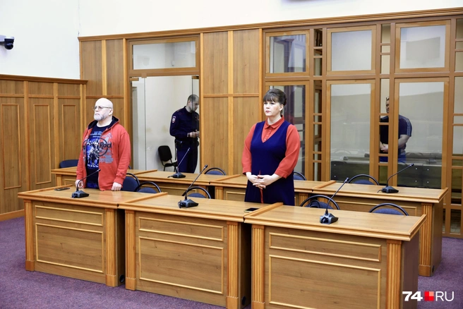Ивана Курпишева (слева) освободили из-под стражи после оправдательного вердикта присяжных  | Источник: Михаил Шилкин