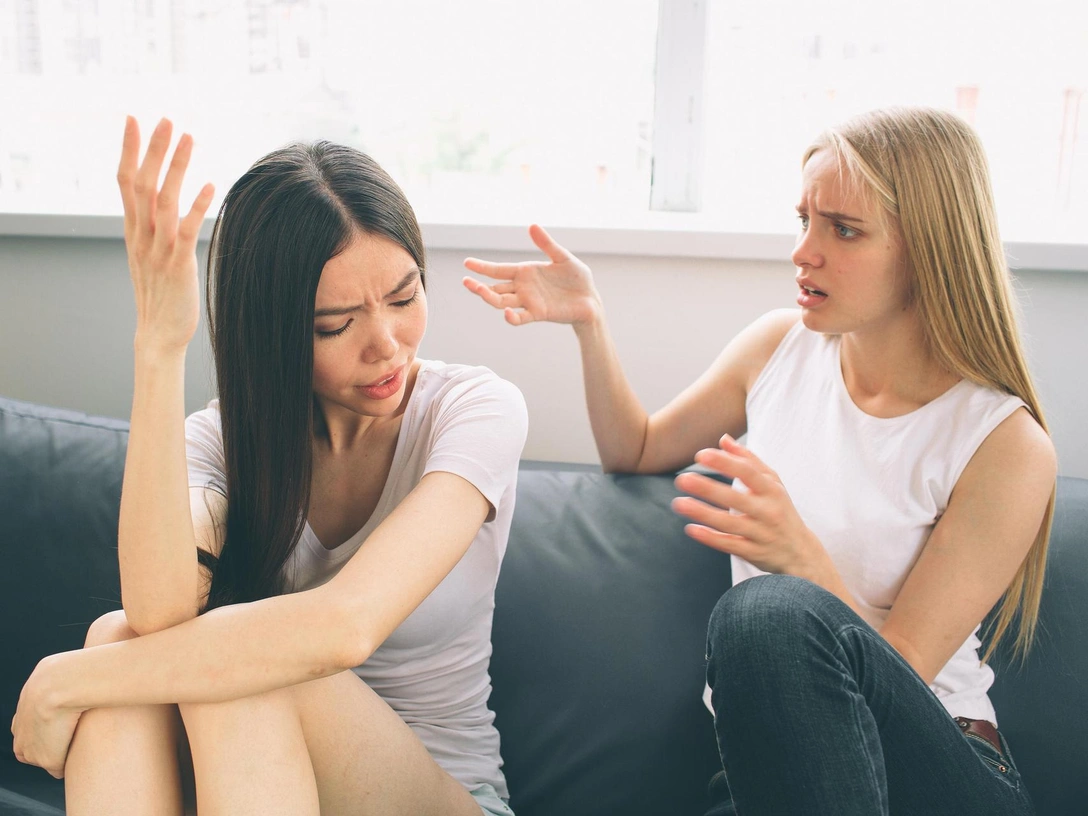 7 типов фейковых друзей, которые рано или поздно разрушат вашу жизнь | marieclaire.ru